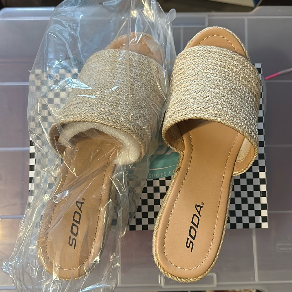 SODA, block heel slides open toe. NEW. Sz. 10.
